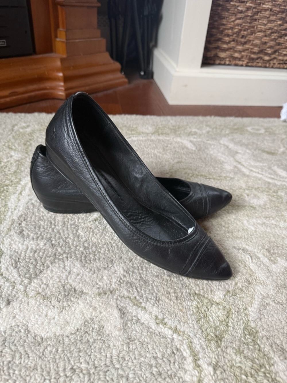 Frye Alicia Black Pointed Toe Leather Flats - Picture 2 of 8